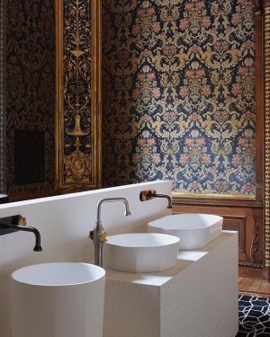 At Masterly the Dutch in Milano there was the Masterly Hotel by ace @edwardvanvlietofficial introducing (among others) a very complete and new collection - Bloom- for @jeeoworld
#salone #salonedelmobile #milandesignweek #interni #milan
#woth #wonderful #
