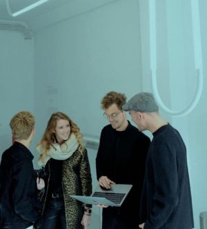 STUDIO OS & OOS
Intriguing, minimalistic and sharp, technically high but also poetic work. The duo can explain it the best by themselves and that's the fun of the DDW, it's possible to do so! Visit the fantastic presentation of Os & Oos and be amazed and