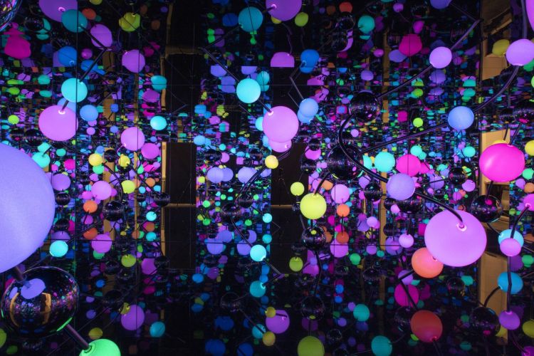 gb21 yayoi kusama the eternally infinite light of the universe 1494w