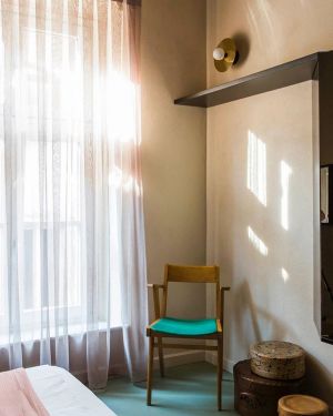 Six centuries ago a fabulously rich princess’s staff ran around in it, now this apartment on Vigone’s main square is home to a young entrepreneur. Together with Turin architecture firm SCEG, she created a place full of exciting details, without losing 