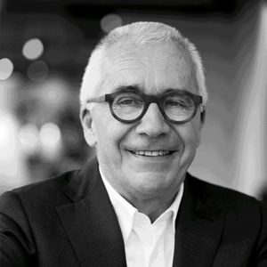 In each issue of WOTH Magazine you'll find 5 interviews with the greatest people in the creative industry, accompanied by a portrait photographed by @jwkaldenbach: WOTH People. Wonderful people such as Pietro Galimberti of @flexformspa, @sebastianherkner,