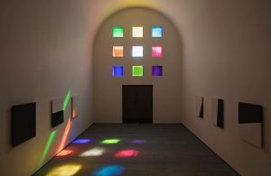 Beautiful work by Ellsworth Kelly The freestanding structure - Austin - designed by the artist was one of his last works; coloured glass windows, a wood totem sculpture, and black-and-white marble panels. On show at the @blantonmuseum - @utaustintx.
via @