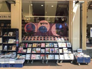 WOTH Window in the center of Amsterdam. 
#amsterdam #windowshopping #atheneumnieuwscentrum 