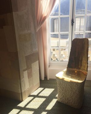 Another Dutchie to be proud of; Patrick Schols at the beautiful presentation of Anne-Sophie Pailleret. 
Patrick is known for the use of simple materials like chipwood and working with them extensively turning them over in beautiful luxurious cabinets and 