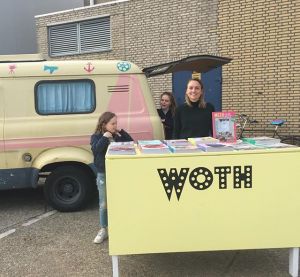 Our lovely Annet today at the WOTH van in Eindhoven. #campinafabriek #yellow with @nntdkkr @envisions_thecollective @designacademyeindhoven at @dutchdesignweek #buythreeissues #lilabag 
#woth #wonderful #wonderfulthings #wothson #dutch #dutchdesign #indep