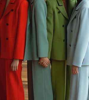 Starting the year fresh; greens with a dash of red. Love it. #green #freshstart #greens #red #accent #colors #colours #colorscheme #suits #nosuits #statement 
Via @pearls.kw image by @anastasia.lisitsyna for @studionebo ・・・
#fashion #style #trend #glam  #