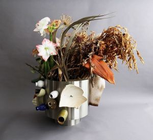 Rotterdam based designer Frank Brugeman does fascinating things with flowers, nature and more. Recently he has been creating these fab vases, already purchased by @boymansvanbeuningen museum. ⠀
We spoke to him about his work, collecting rare species and h