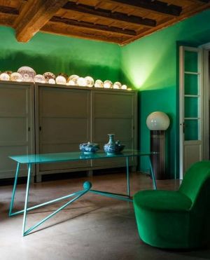 The lovely house of artistic couple Seán and Dalila in Italy is filled with colour, bold wall decorations and beautiful furniture. A house like a piece of art!⠀
As featured in our No14 issue in stores now or buy online (link in bio) ⠀
picture by @monicasp