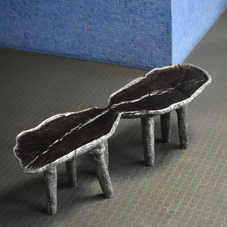 GROWTH  is a family of ice cast seats made from the same mould, yet each shows unique shape and patterns. One has been brought to the metal foundry and cast in aluminium through lost wax technique.